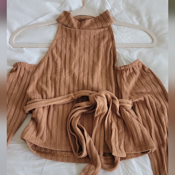 NWT Lavish Alice - Ribbed Camel Cut Out Shoulder - Women's Top Size Large - Picture 3 of 8